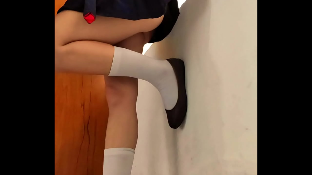 Junges Schulmädchen gefickt und Sperma stehend am Fenster in einem leeren Klassenzimmer