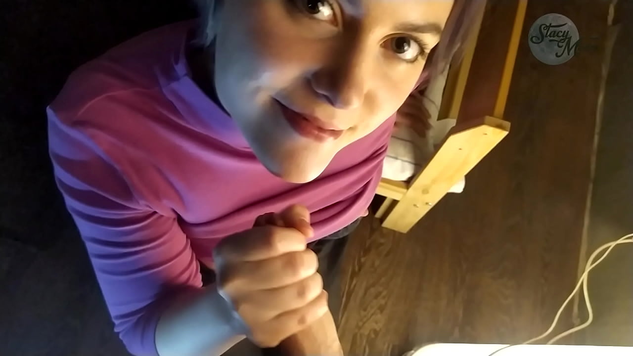 Typischer russischer Hausporno mit einer Schwanzhandlung und einem guten tiefen Schluck