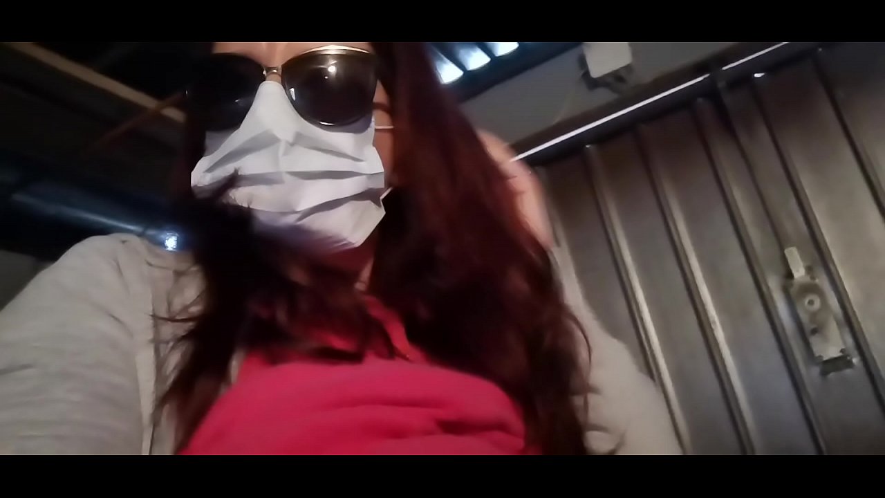 Nicoletta rächt sich an ihrem Nachbarn und pinkelt in seine Garage (Special Covid19 Italian Quarantine)