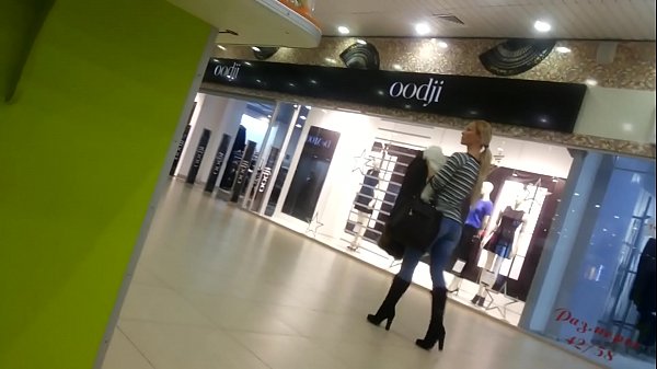 Geile Tussi im Supermarkt.