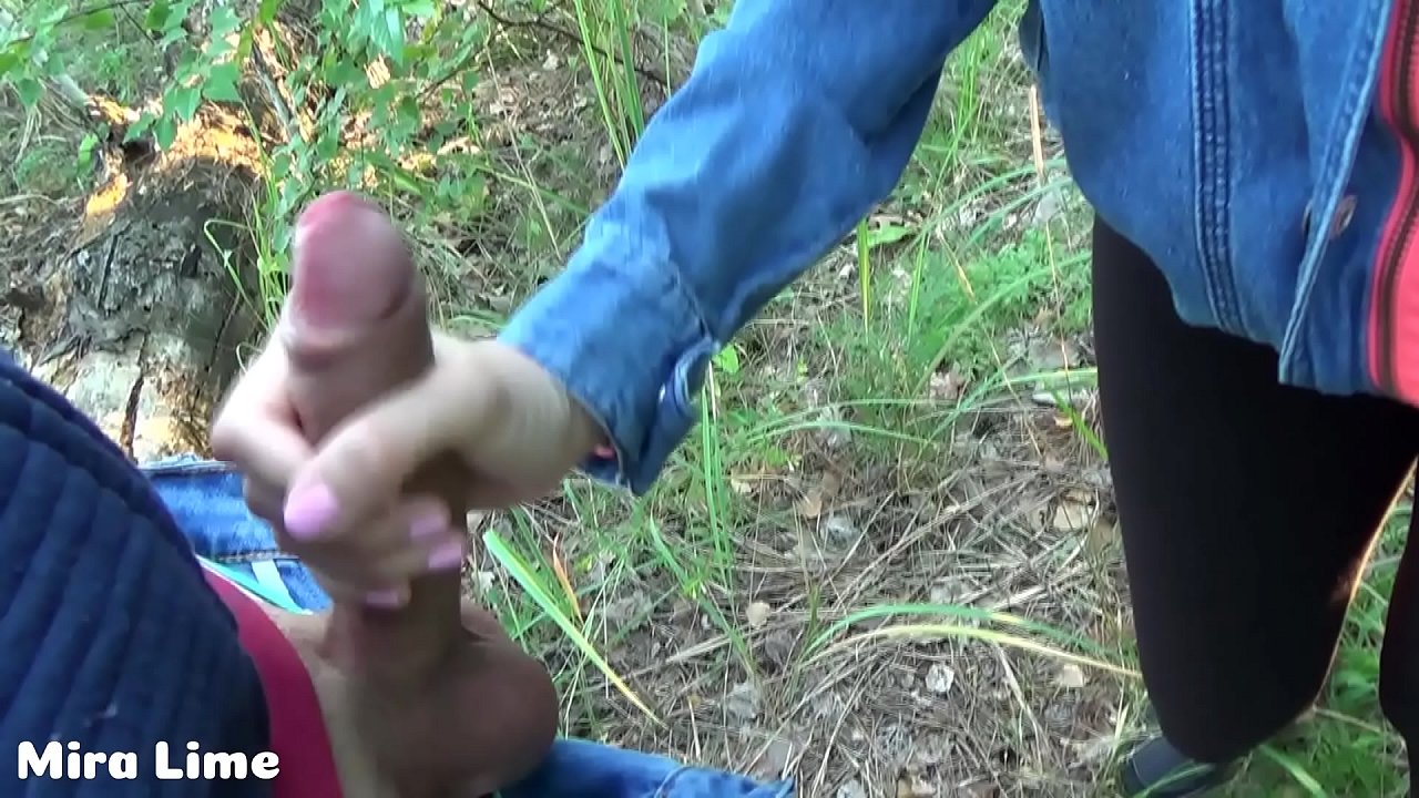 Stiefvater und Tochter ficken im Wald, ohne dass die Mutter es sieht